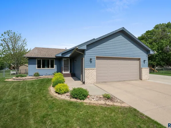 810 S Parkview Cir, Brandon, SD 57005