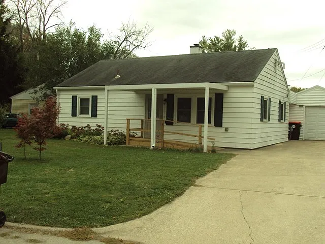 1344 Fairlawn Dr photo 1