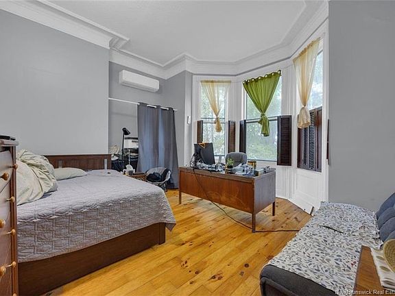 3rd image of 178 Queen St