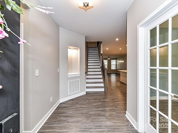 4th image of 6724 Brighton Park Dr