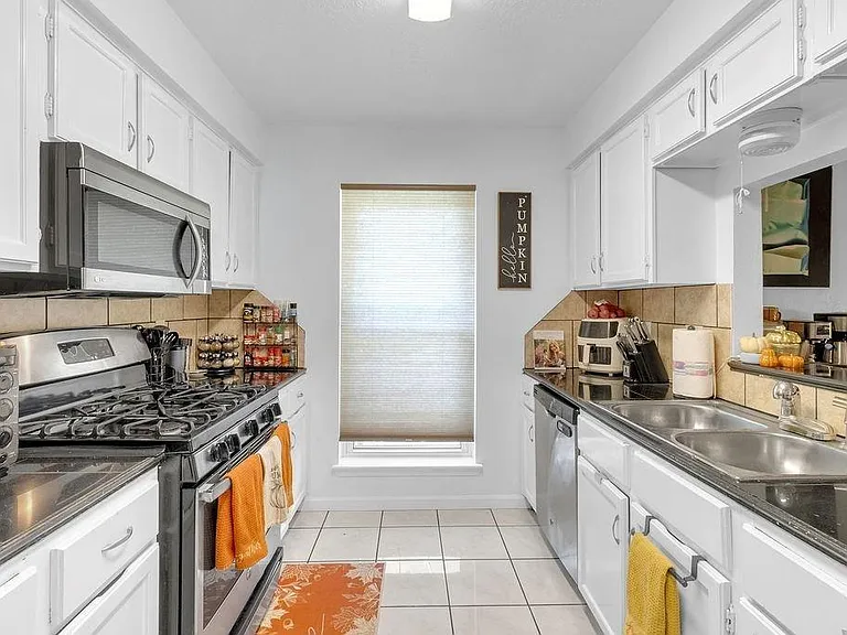 10007 Kirkbluff Dr — Photo 2