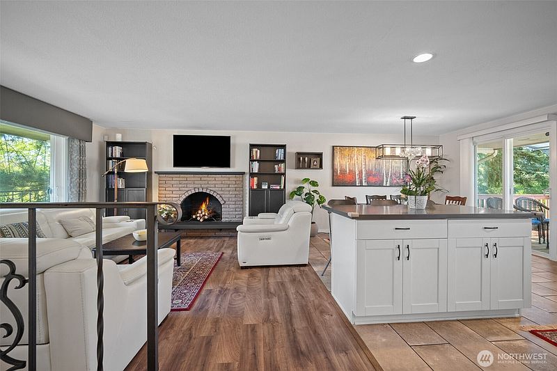 4th image of 913 92nd Street SE