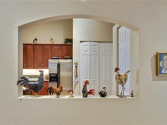 5th image of 6525 Oxford Cir
