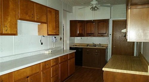 4th image of 320 E 8th St