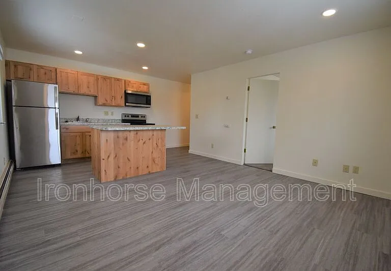 801 W Villard St #37 — Photo 1