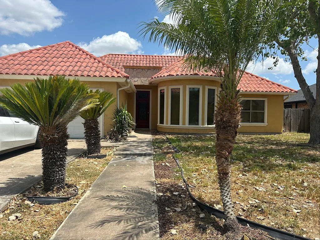 3BR 2BA Home with Garage, Central A/C, and In-Unit Laundry — Photo 1