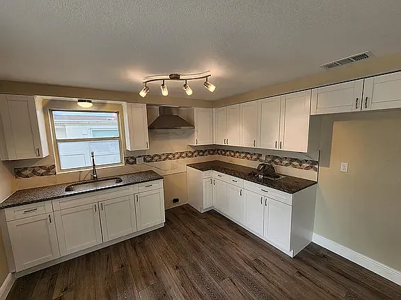 4 bed, 1056 sqft, $2,350 — Photo 4