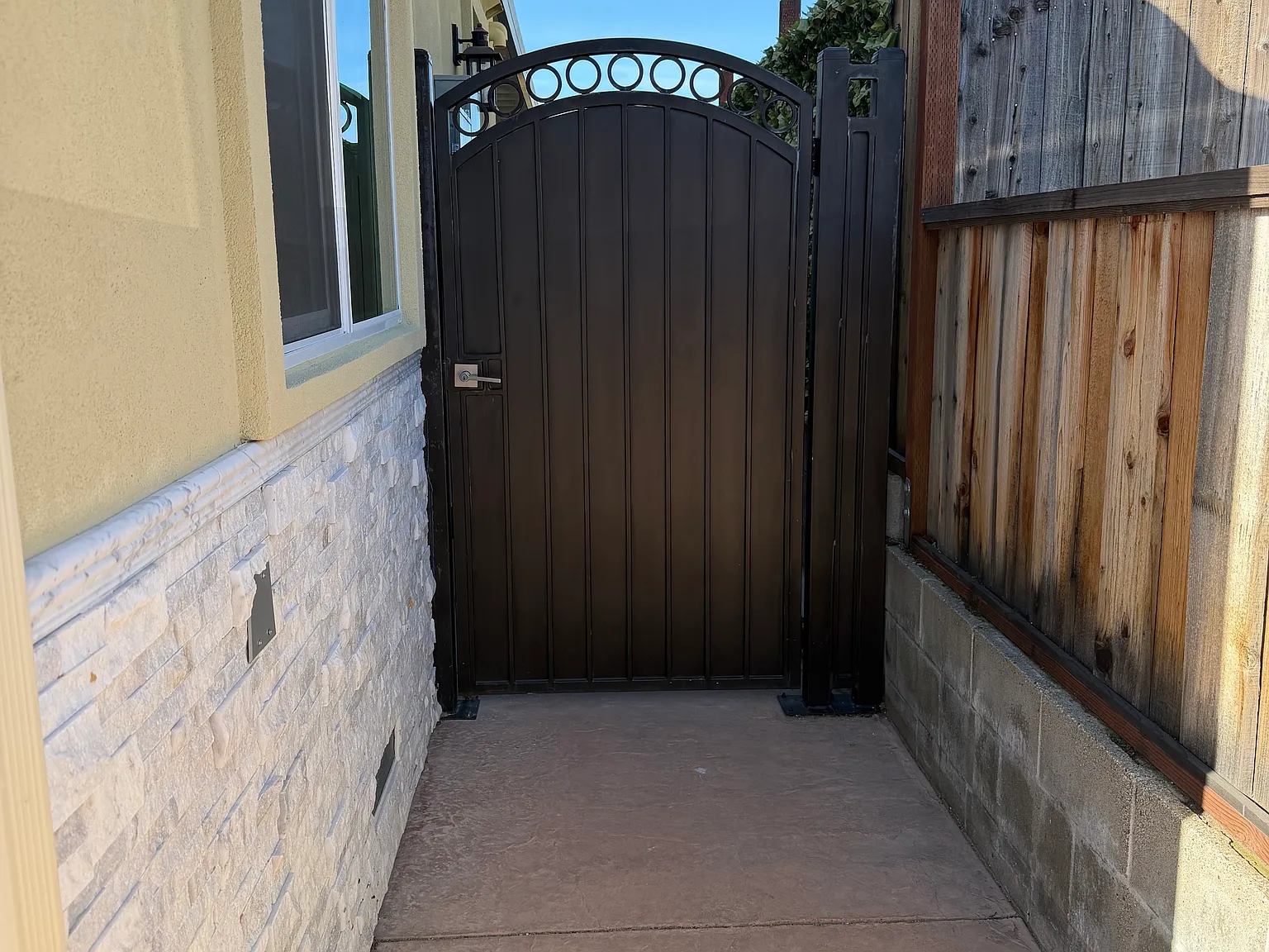 2327 Jackson St — Photo 2