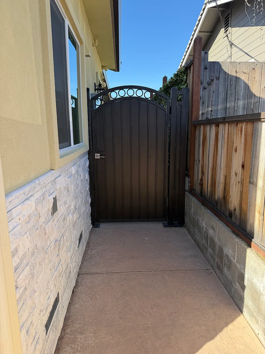 Entrance Gate - 2327 Jackson St