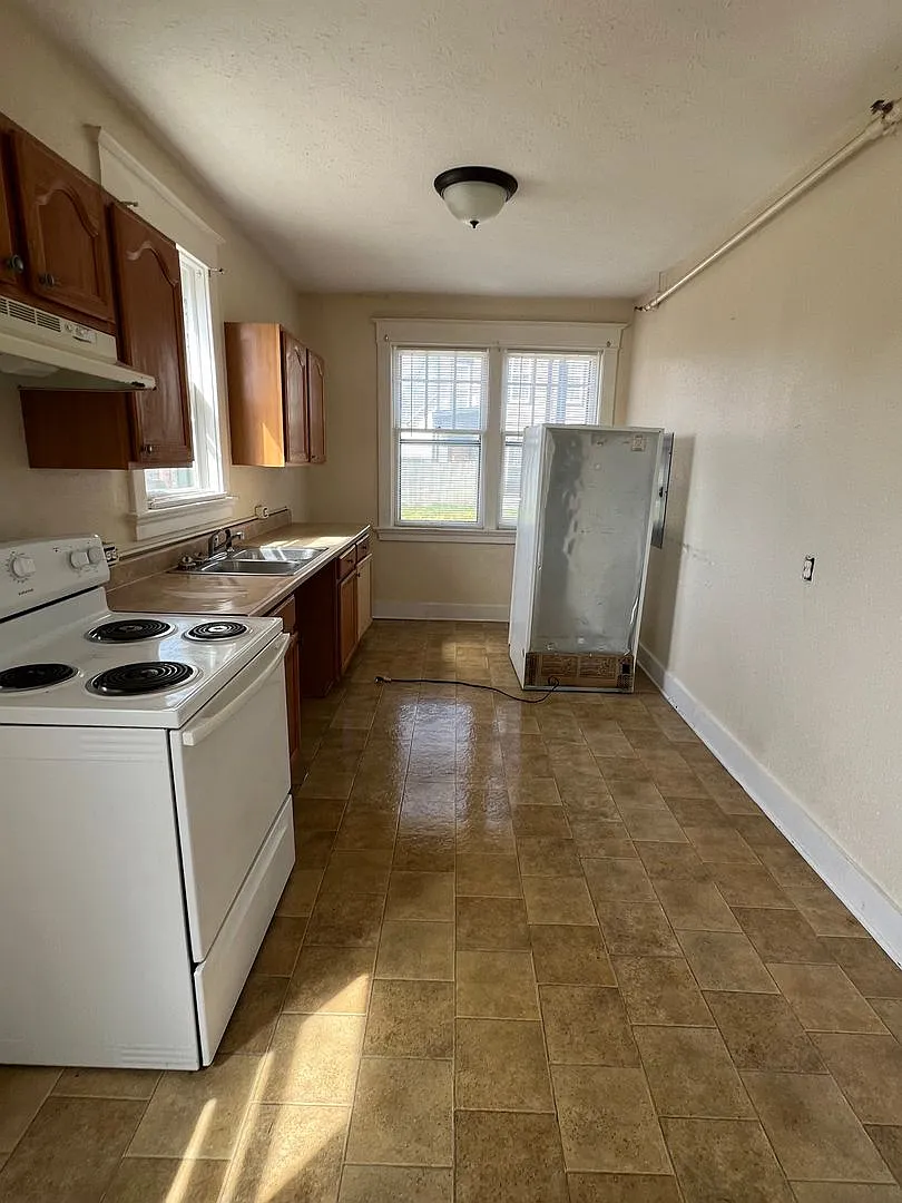 325 Charles Apts — Photo 2