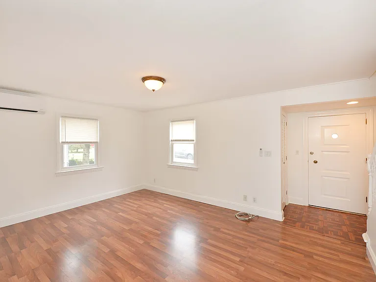 3-11 Lyons Ave — Photo 9