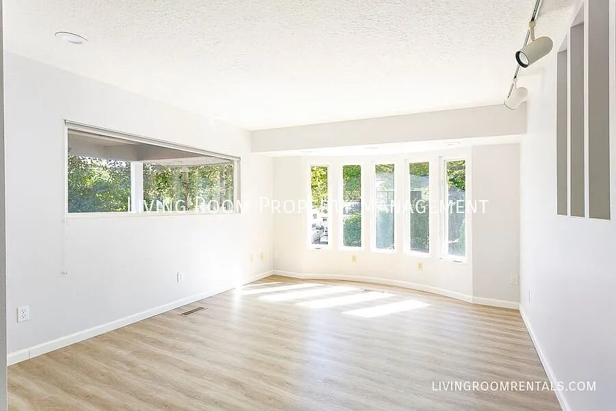 Mid-Century Gem in Portland's SW Collins View Neighborhood — Photo 3