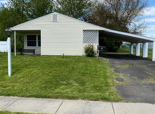 6 Lakeside Dr, Levittown, PA 19054