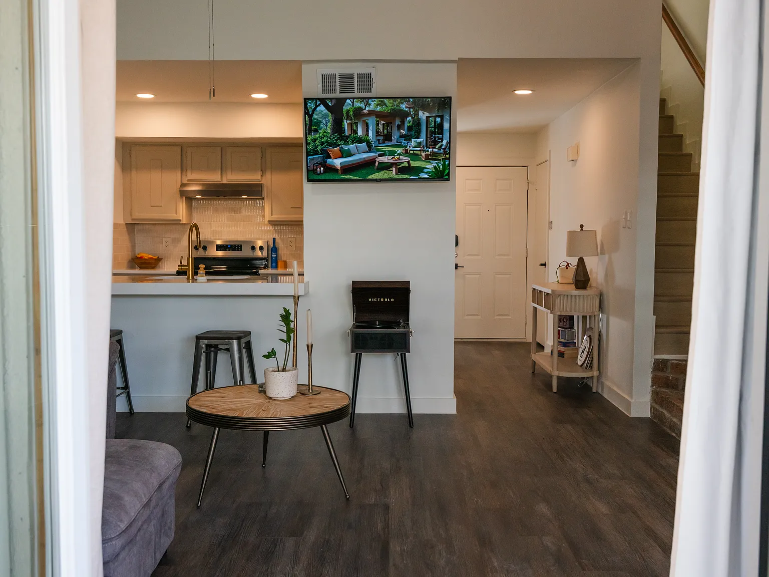 2 bed, 1.5 bath, 984 sqft, $2,700 — Photo 2
