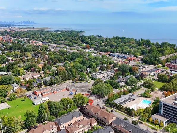 130 Park St E #15, Mississauga, ON L5G 4W1