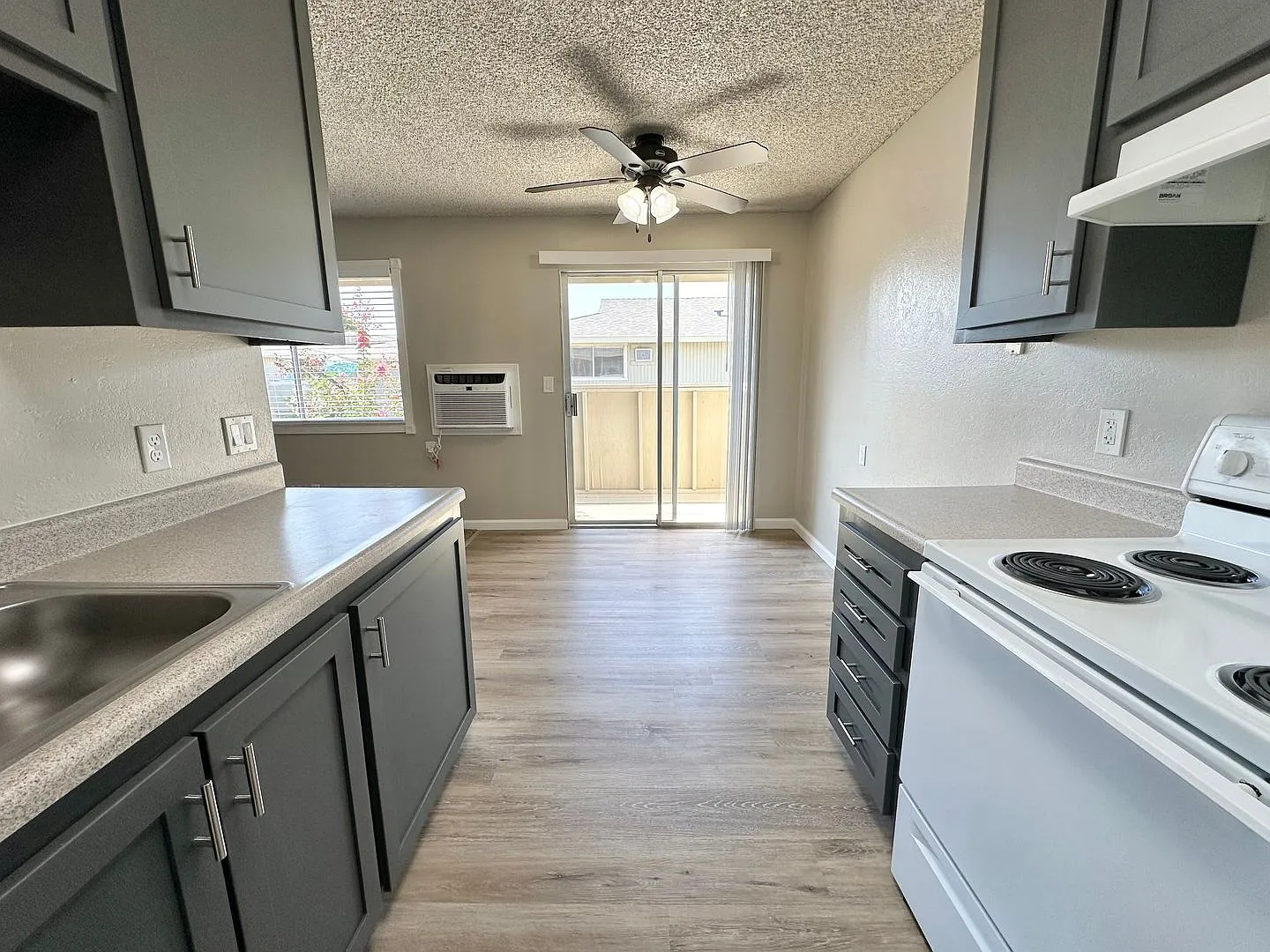 Oasis Apartments — Photo 2