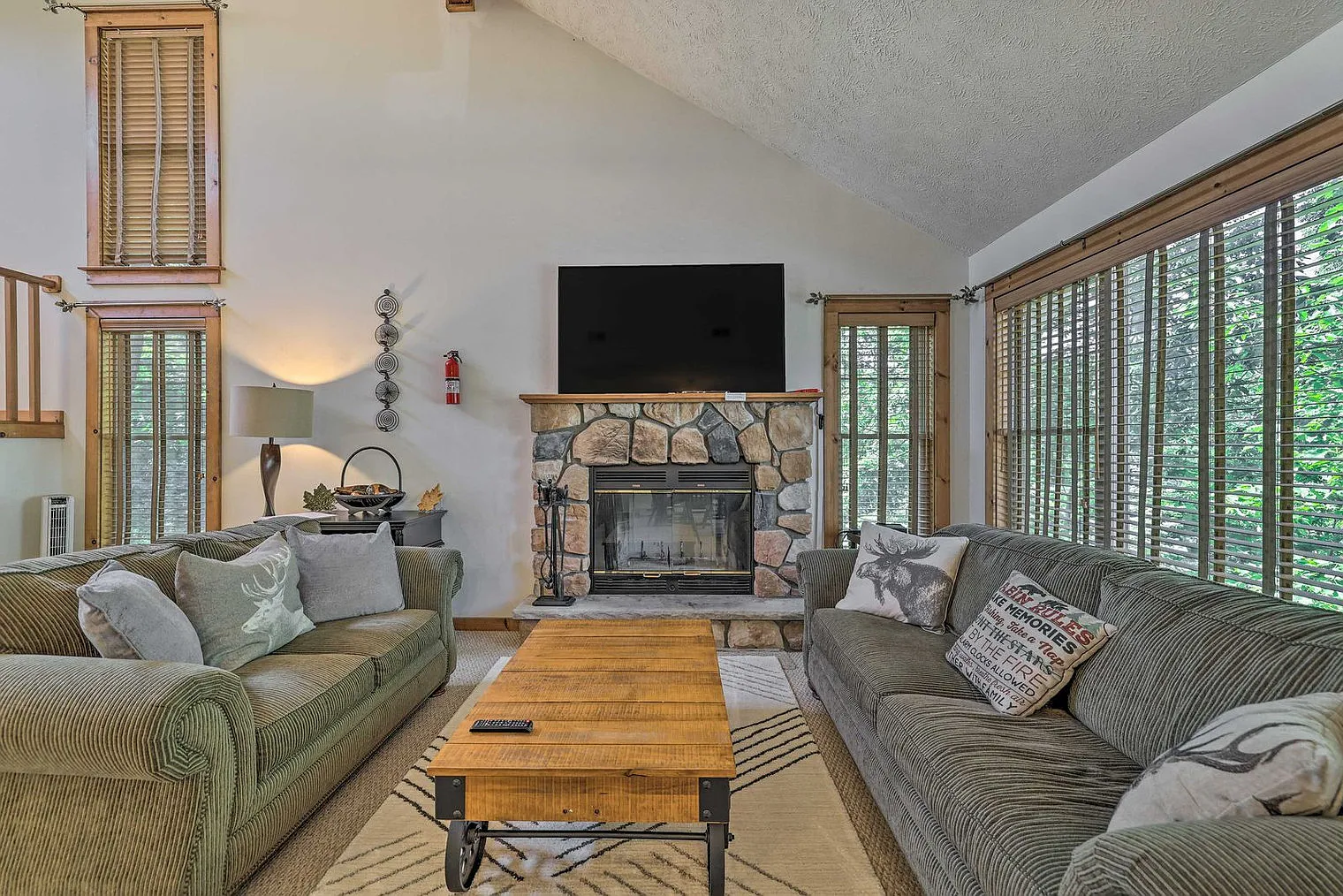 3 bed, 3.0 bath, 2195 sqft, $4,430 — Photo 1
