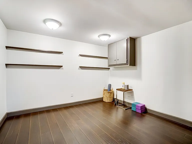 725 Latham Ct — Photo 8