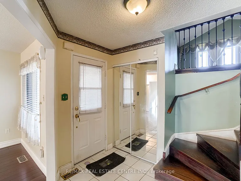 3725 Althorpe Cir N — Photo 8