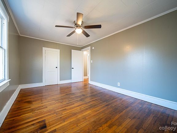 3rd image of 135 10th Ave SE