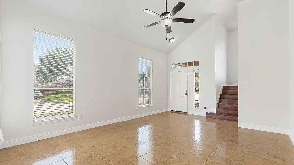 3 bed, 2.5 bath, 2260 sqft, $2,100 — Photo 3