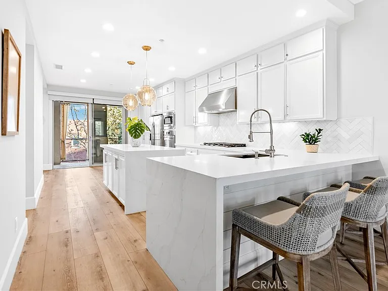 71 Vantis Dr — Photo 8