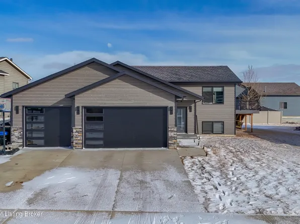 3230 Cody Dr, Dickinson, ND 58601