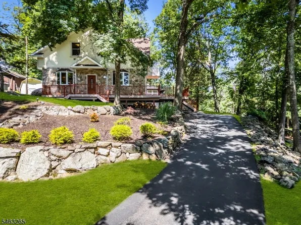 104 Bishops Rock Rd, Hopatcong Boro, NJ 07843