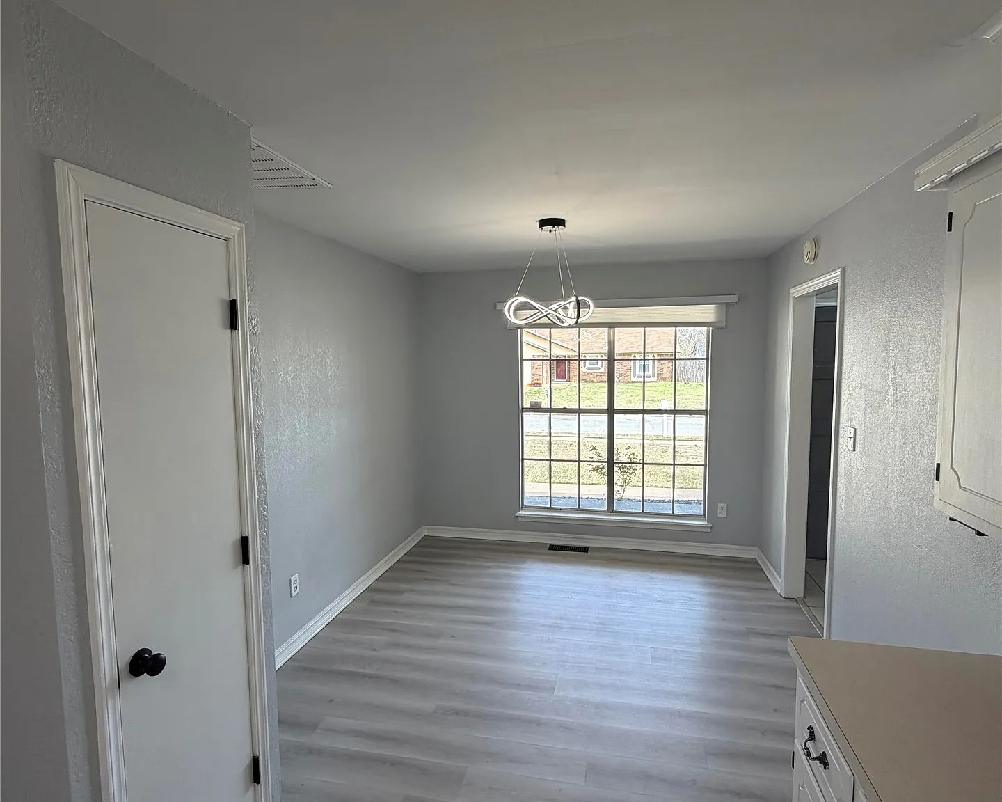 3 bed, 1327 sqft, $1,850 — Photo 4
