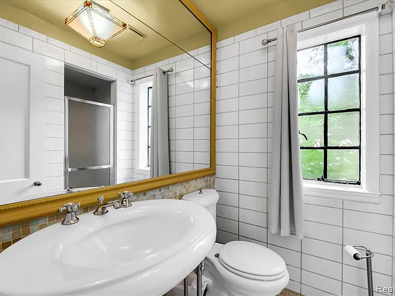 455 Linden Rd — Photo 33