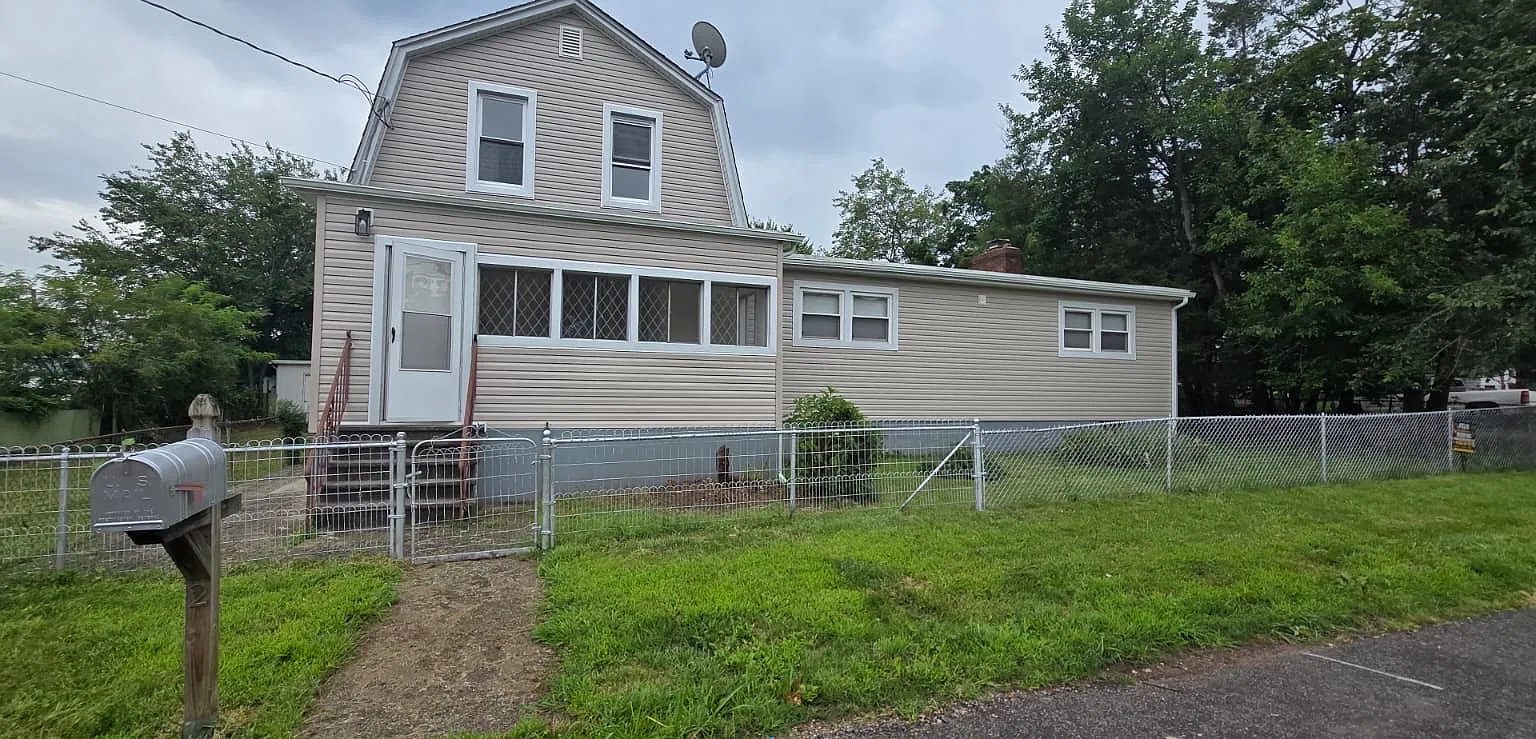 4 bed, $1,400 — Photo 1