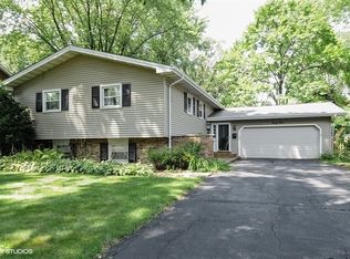 69 Bluebird Ln, Naperville, IL 60565