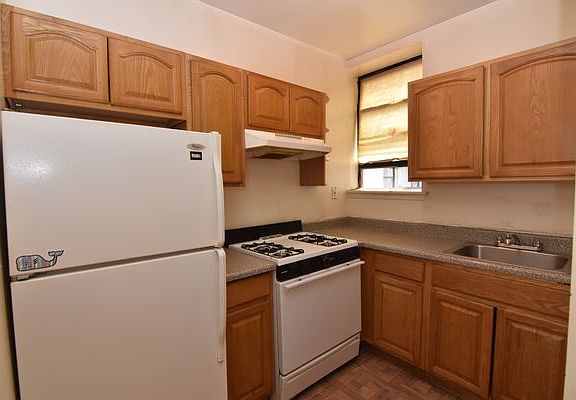 4th image of 303 W 111th St #A4