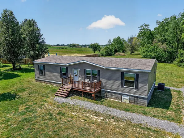 372 E Airport Dr, McMinnville, TN 37110