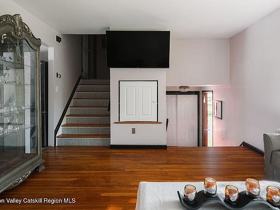 3rd image of 10 Cambridge Drive