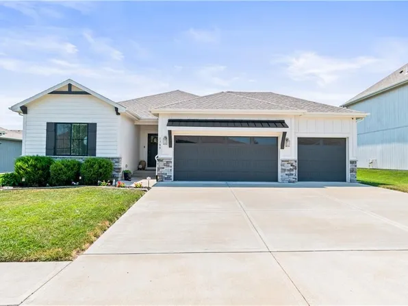 1305 NW Crestwood Dr, Grain Valley, MO 64029