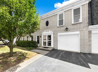 855 Garfield Ave, Libertyville, IL 60048