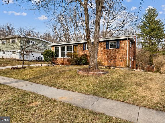 5th image of 611 Marcia Ln