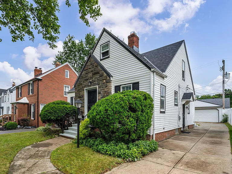 15907 Walden Ave — Photo 17