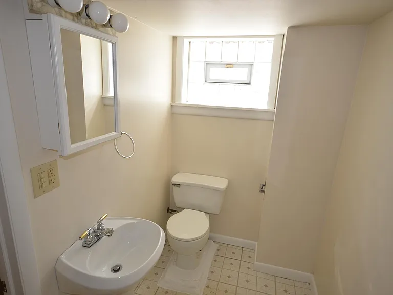 805 Saxon Ave — Photo 21