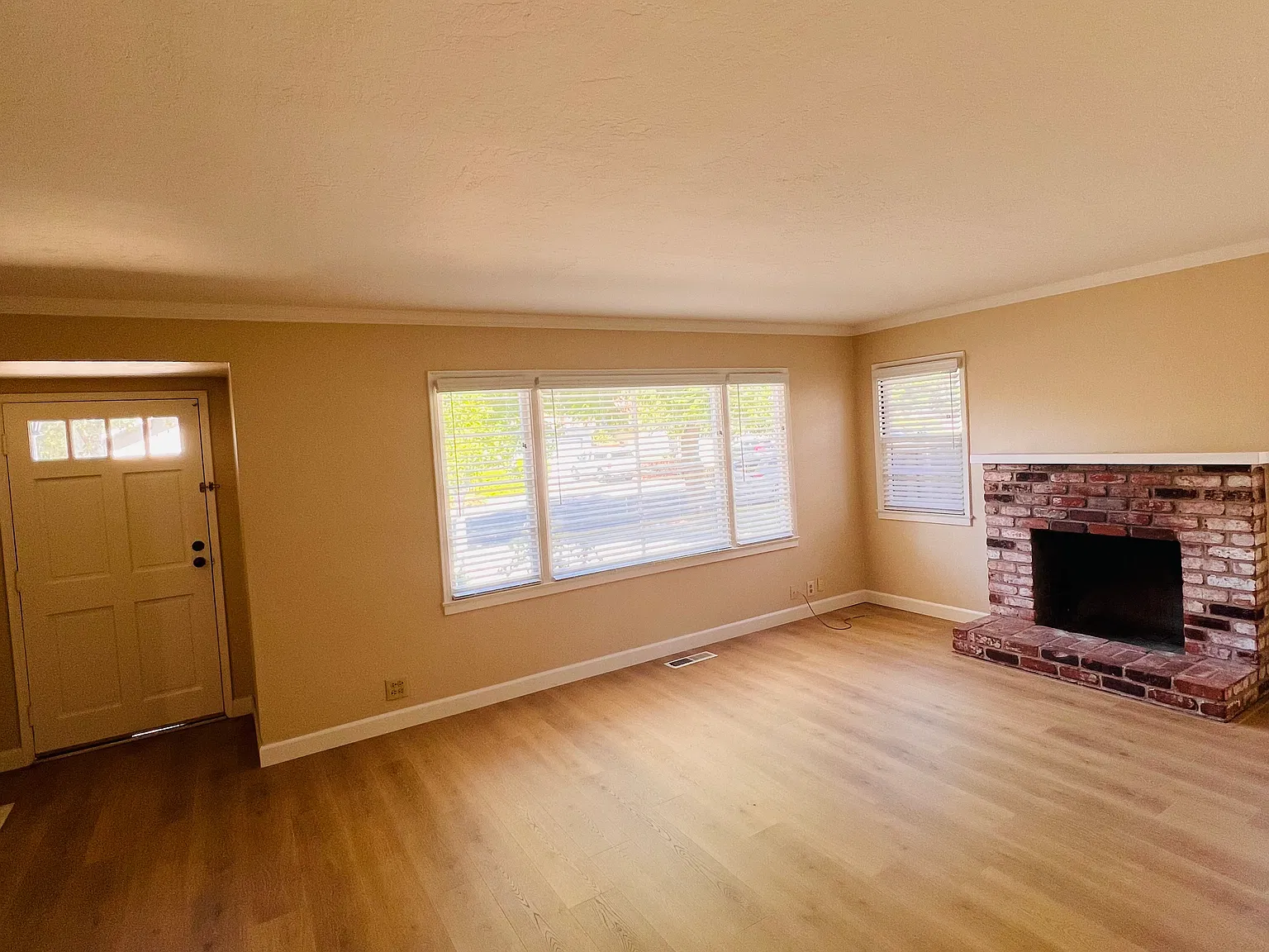 2 bed, 980 sqft, $4,500 — Photo 2