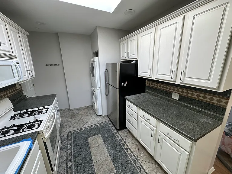 4215 N Lockwood Ave #11 — Photo 8