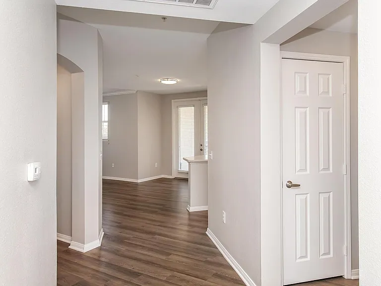 Vista Imperio Apartments — Photo 25