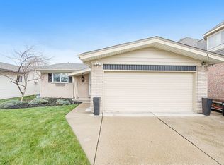 37626 Huron Pointe Dr, Harrison Township, MI