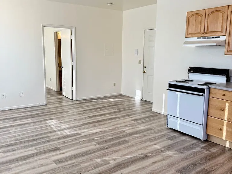 2404 N Vancouver Ave — Photo 15