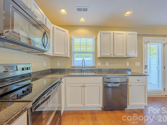 4th image of 19 Barnett Shoals Dr