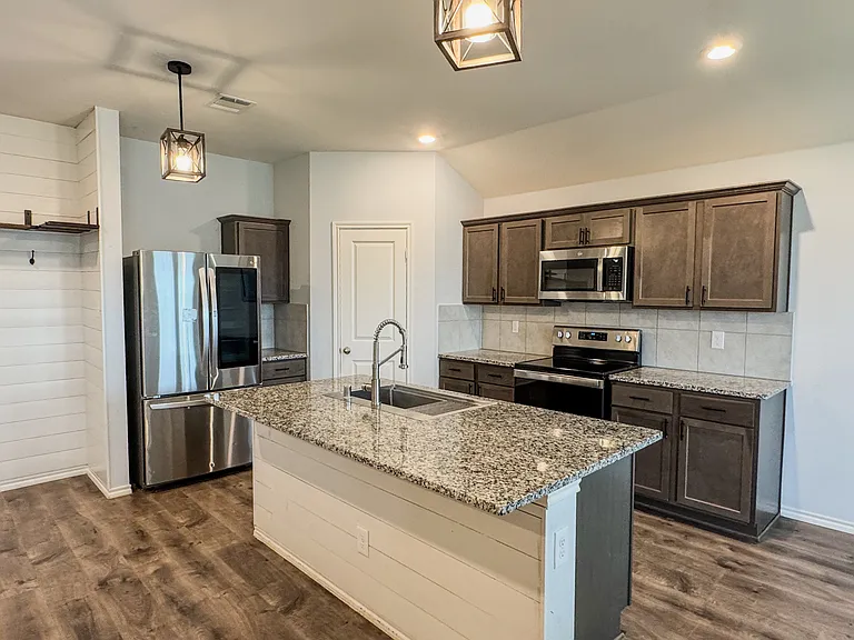 801 Meadow Creek Ln — Photo 7