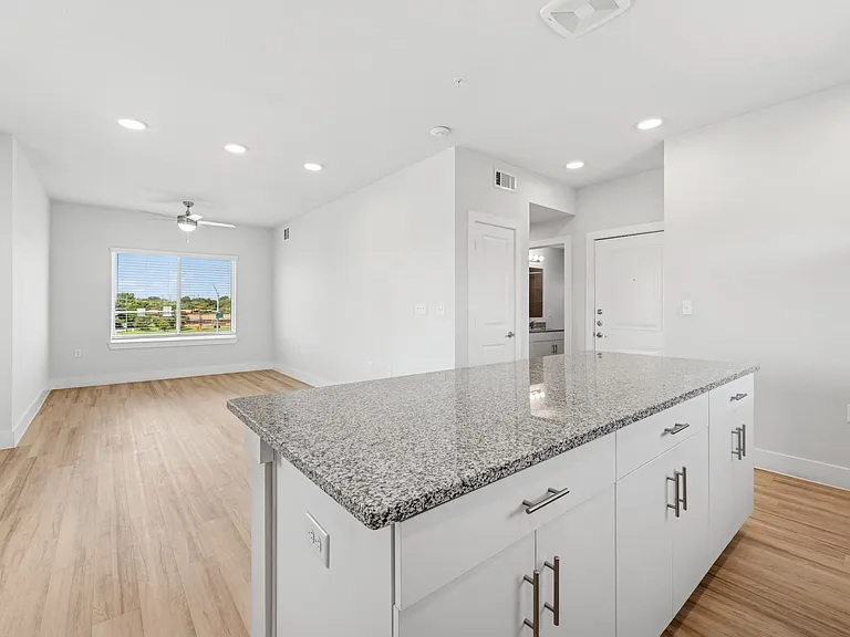 Ensign Apartments — Photo 15
