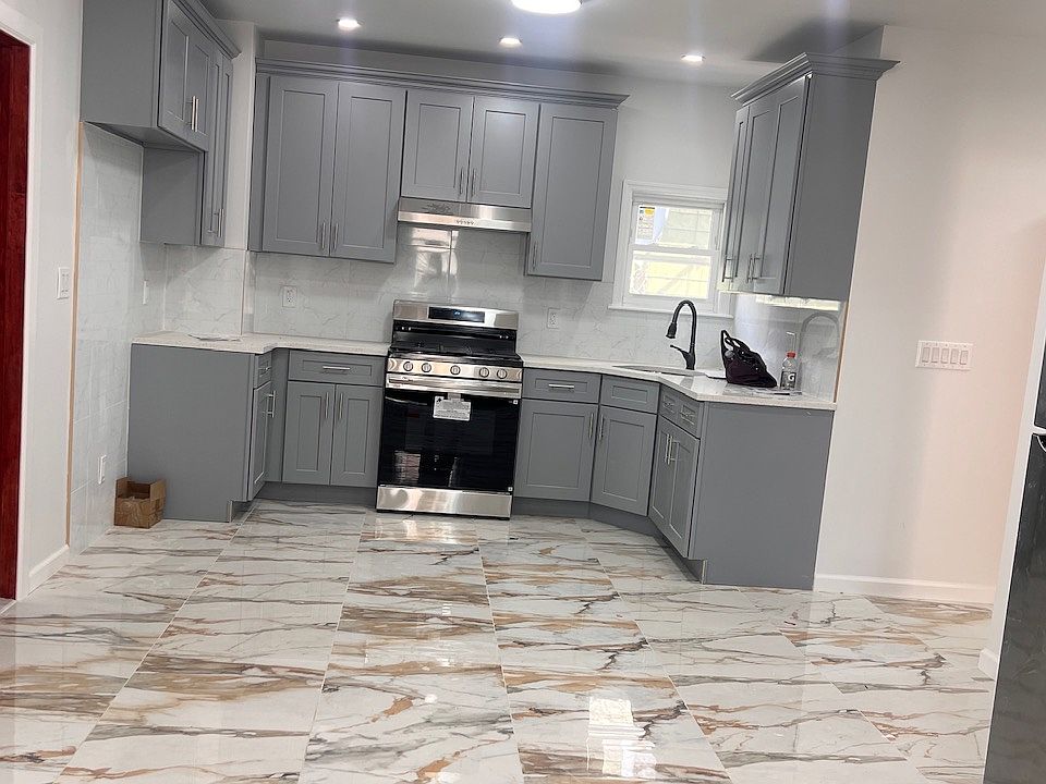 1st image of 610 E 3rd St #2