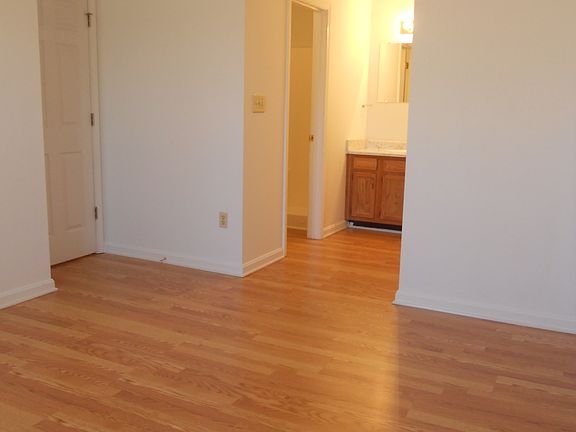 MASTER BEDROOM WITH BATH AND SEPARATE MAKE UP AREA